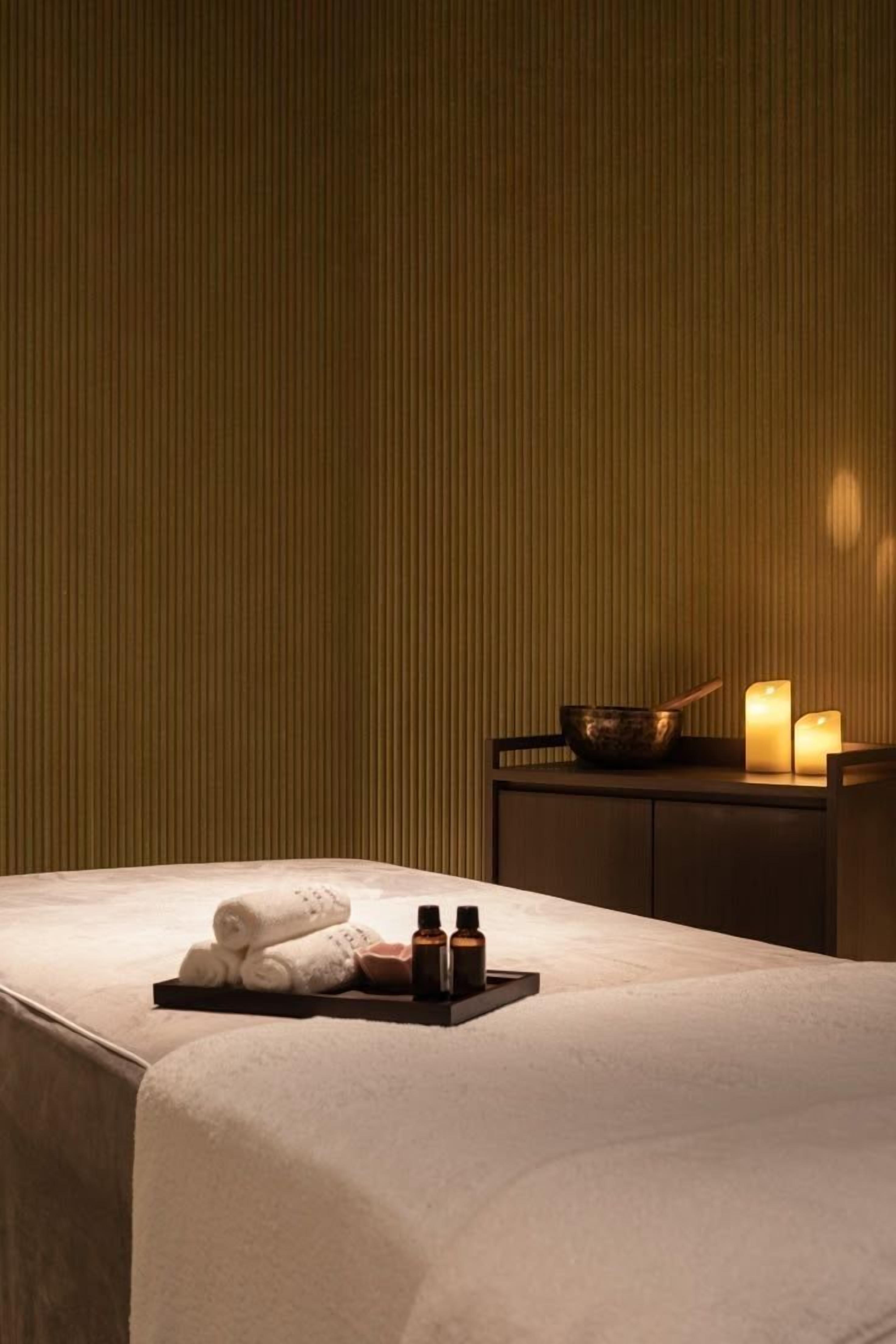 Salas de tratamiento para parejas, un sauna, una bañera de hidromasaje
