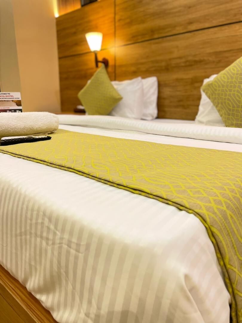 Premium Room | Peti besi dalam bilik, meja, ruang kerja komputer riba 