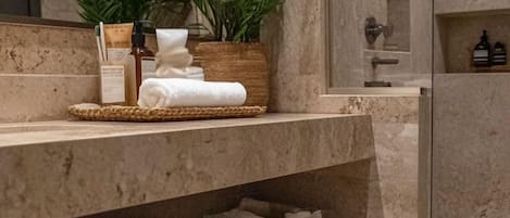 Ducha, artículos de tocador gratuitos, pantuflas, toallas