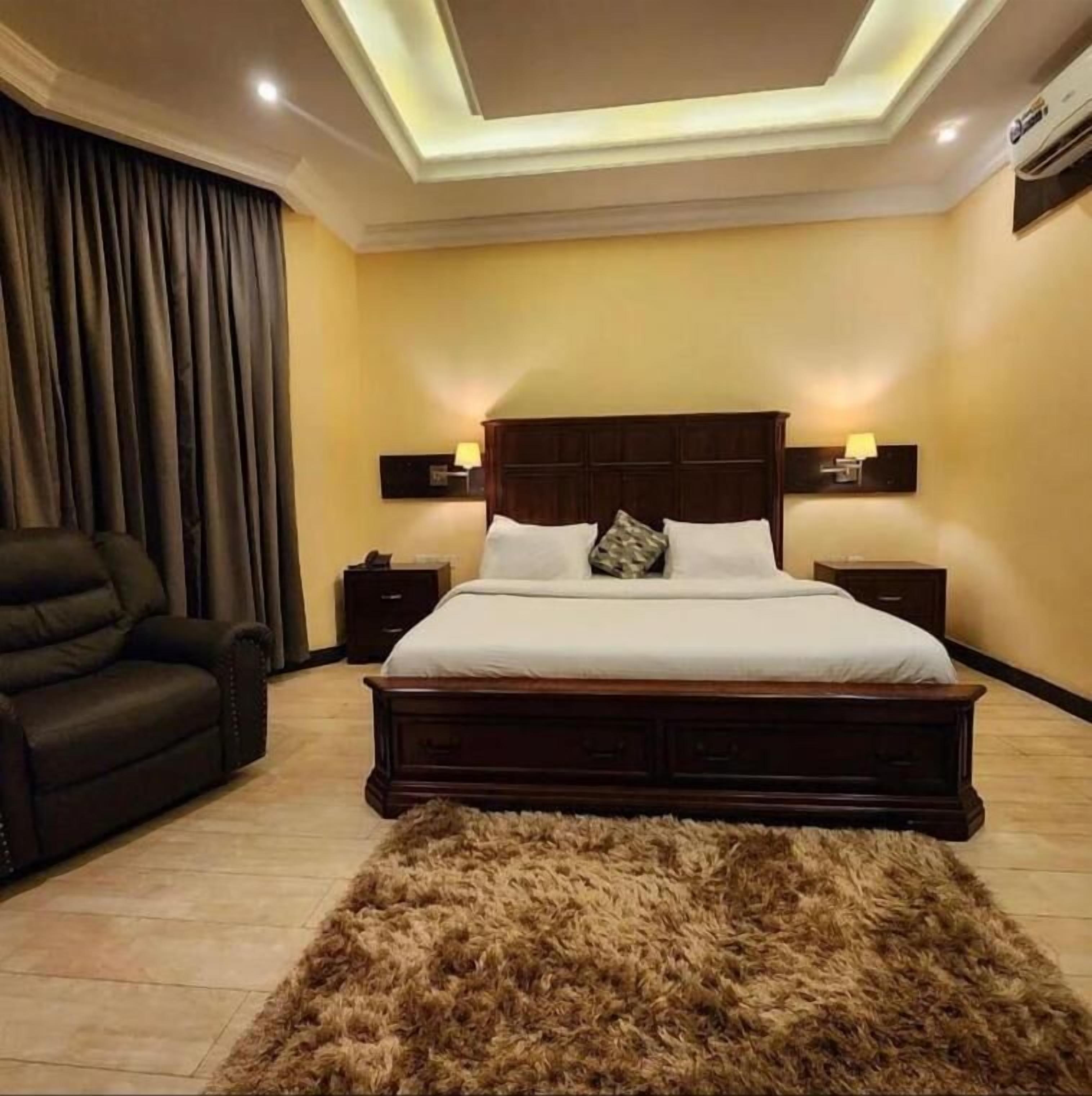 Coffres-forts dans les chambres, bureau, rideaux occultants