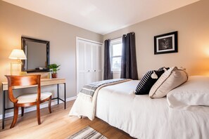 Escritorio, tabla de planchar con plancha, wifi gratis y ropa de cama 