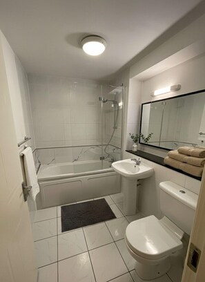 Apartemen Comfort, balkon, pemandangan kebun | Kamar mandi