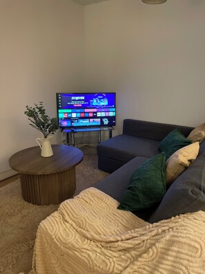 Departamento Confort, balcón, vista al jardín | Área de sala de estar | Televisión de pantalla plana 
