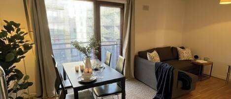 Lägenhet Comfort - balkong - utsikt mot trädgården | Vardagsrum