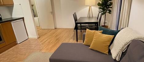 Departamento Confort, balcón, vista al jardín | Área de sala de estar