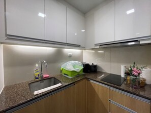 Microwave, oven, stovetop, dishwasher - Cozy and Spacious 1BR near Okada, Solaire, Airport (Parañaque)