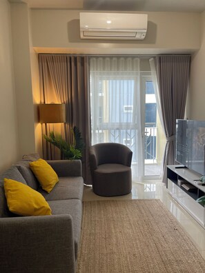 TV - Cozy and Spacious 1BR near Okada, Solaire, Airport (Parañaque)