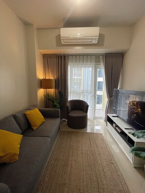 TV - Cozy and Spacious 1BR near Okada, Solaire, Airport (Parañaque)