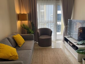 TV - Cozy and Spacious 1BR near Okada, Solaire, Airport (Parañaque)