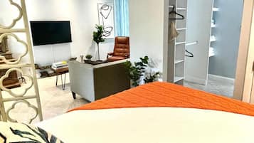 Iron/ironing board, bed sheets