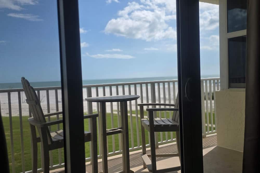 Beachfront w Stunning Views Modern Bright - Bonita Shores, FL