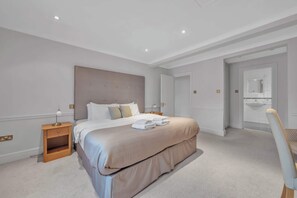 2 bedrooms, desk, iron/ironing board, travel crib