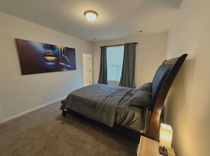 2 عدّة غرف نوم ومكواة/لوح كي وواي فاي مجانًا وملاءات أسرّة