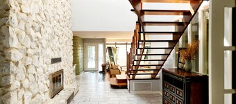 Spacious 5-bedroom house in delightful Bay Shore with AC