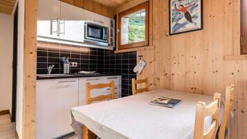 Fridge, microwave, dishwasher, coffee/tea maker