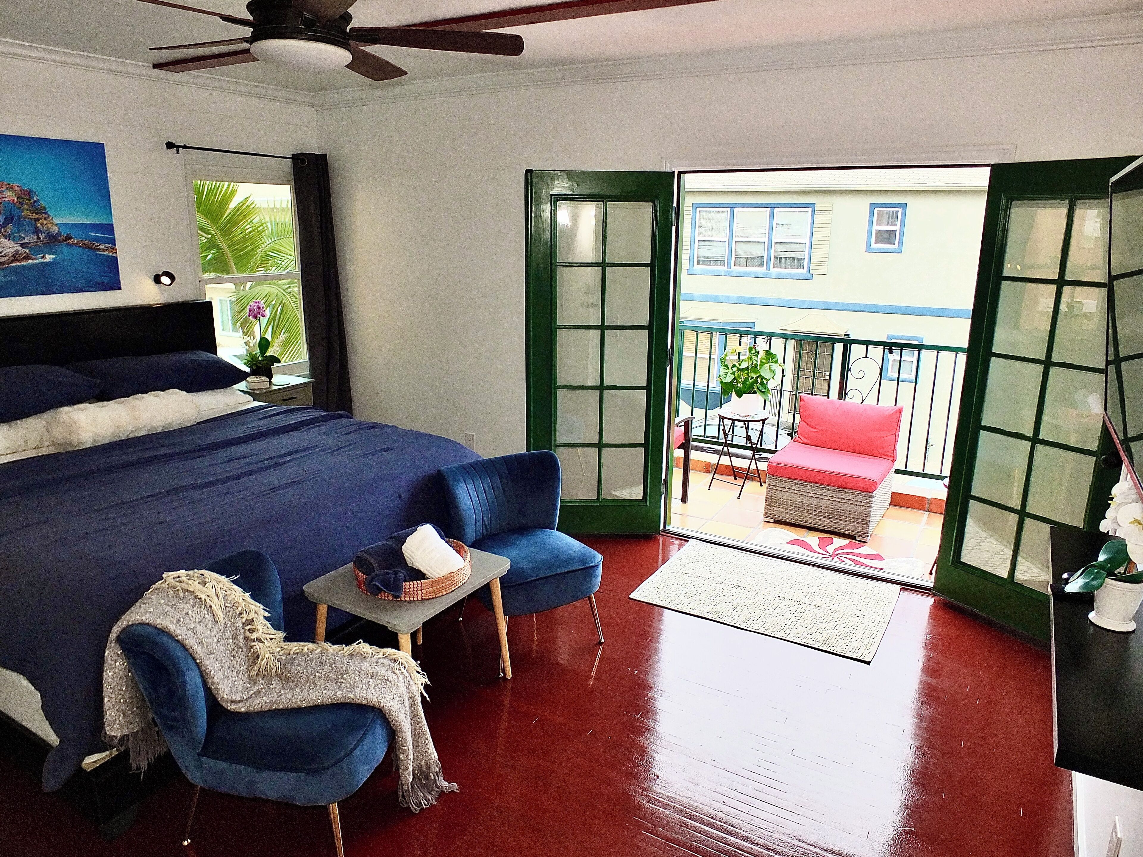 Tabla de planchar con plancha, wifi y ropa de cama 