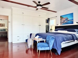 Tabla de planchar con plancha, wifi y ropa de cama