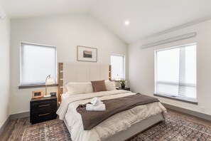 Une chambre à coucher avec un lit, une table de chevet et une commode.