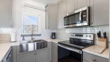 Réfrigérateur, micro-ondes, four, plaque de cuisson