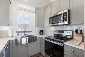 Frigorífico, microondas, horno y placa de cocina