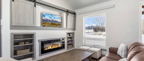 Una Smart TV, una chimenea