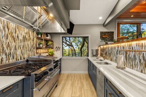 Jääkaappi, mikroaaltouuni, uuni, liesi