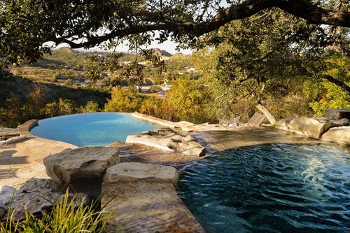 Million Dollar Hill Country Views, Pool, Hot tub, King Beds, Chef's Kitchen!