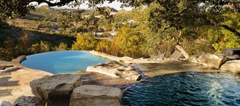 Million Dollar Hill Country Views, Pool, Hot tub, King Beds, Chef's Kitchen!