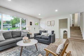 TV - Adventure Home! Hot Tub, Sauna, Golf, Firepit. Sleeps 10 Near Garden of the Gods (Colorado Springs)