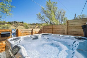 Outdoor spa tub - Adventure Home! Hot Tub, Sauna, Golf, Firepit. Sleeps 10 Near Garden of the Gods (Colorado Springs)