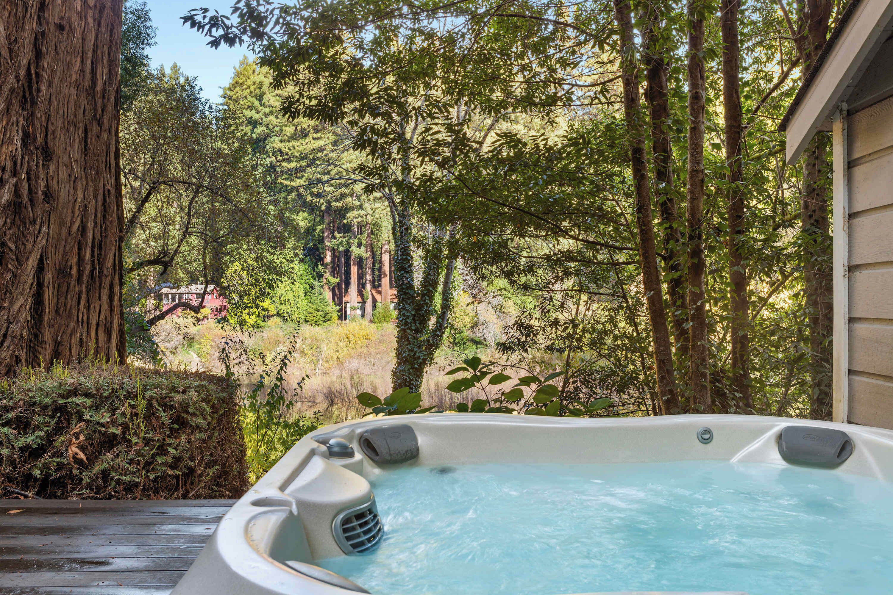 Banyera d'hidromassatge a l'aire lliure