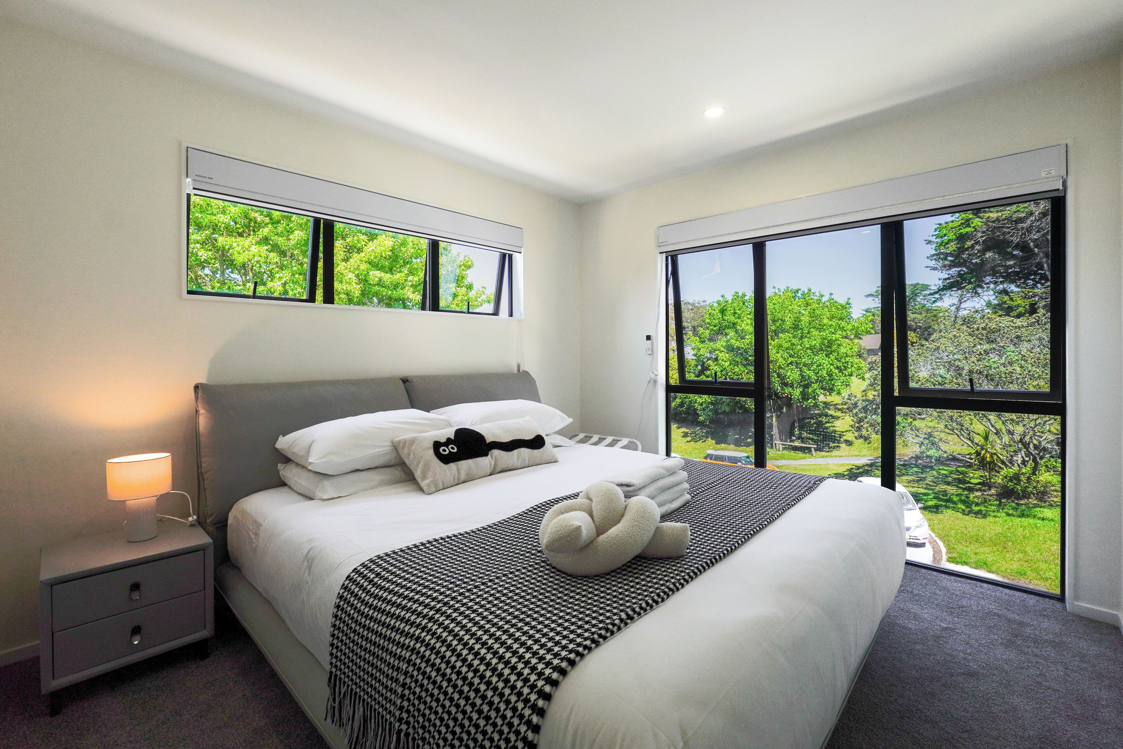 Escritorio, tabla de planchar con plancha, wifi gratis y ropa de cama 