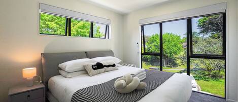 Escritorio, tabla de planchar con plancha, wifi gratis y ropa de cama