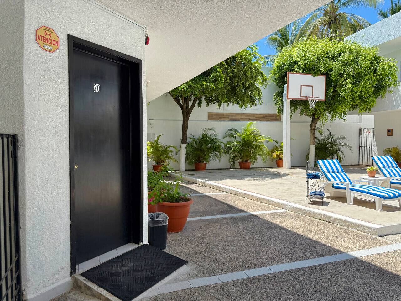 Cortinas blackout, tabla de planchar con plancha y wifi gratis 