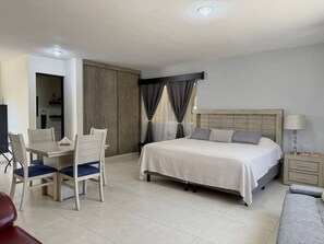 Cortinas blackout, tabla de planchar con plancha y wifi gratis 