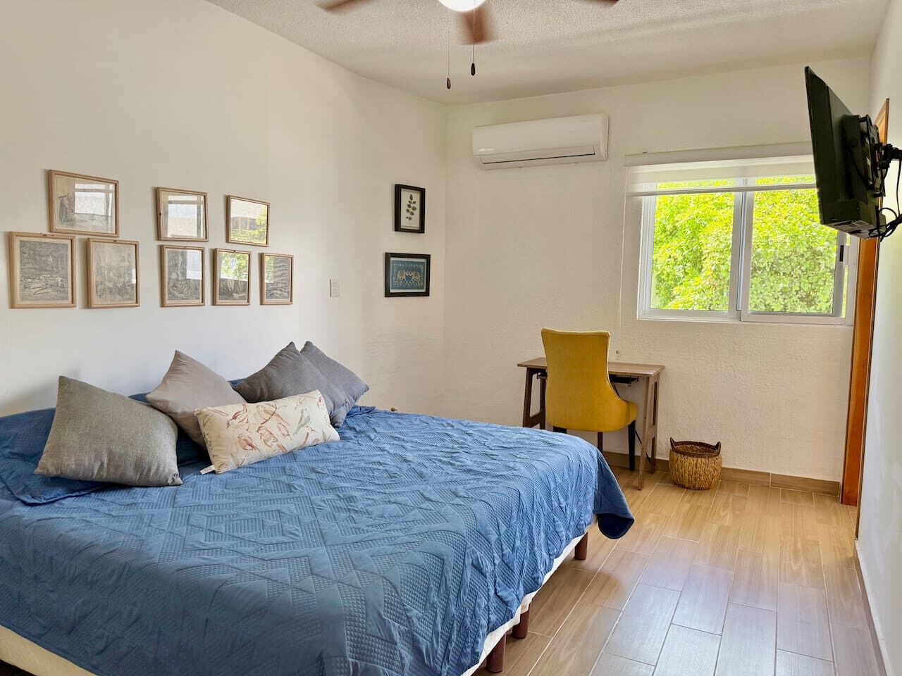 Cortinas blackout, tabla de planchar con plancha y wifi gratis 