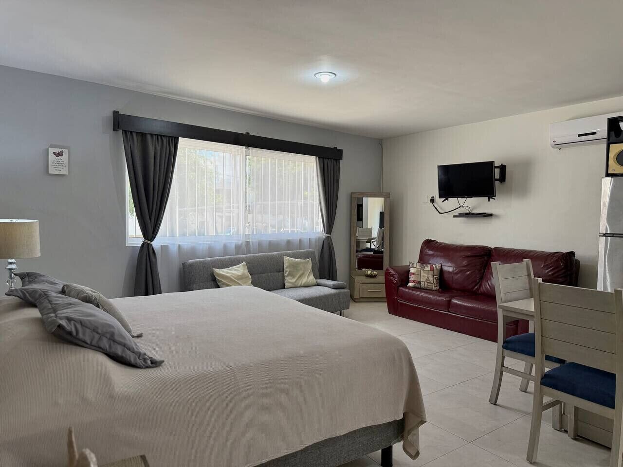 Cortinas blackout, tabla de planchar con plancha y wifi gratis 