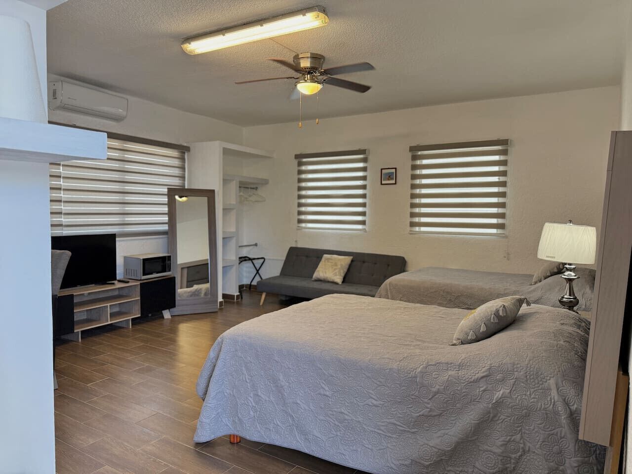 Cortinas blackout, tabla de planchar con plancha y wifi gratis 