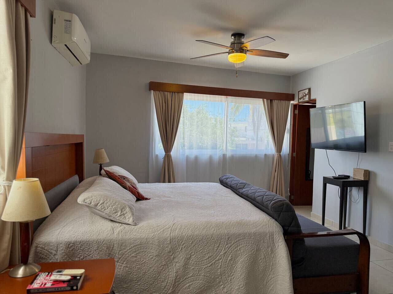 Cortinas blackout, tabla de planchar con plancha y wifi gratis 