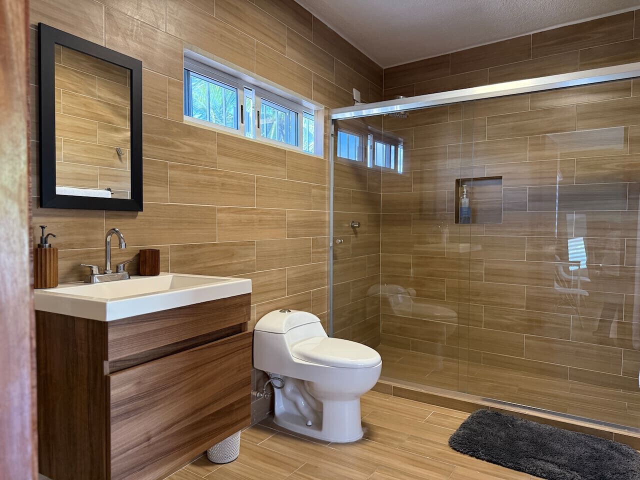 Basic Suite | Bathroom | Hair dryer, towels, soap, shampoo