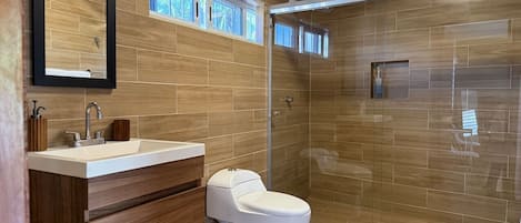 Suite básica | Baño | Secador de pelo, toallas, jabón y champú