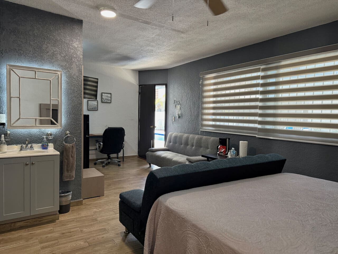 Cortinas blackout, tabla de planchar con plancha y wifi gratis 