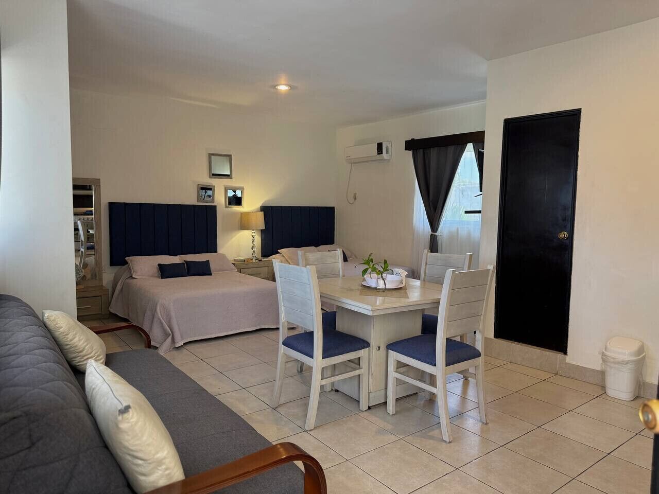 Cortinas blackout, tabla de planchar con plancha y wifi gratis 