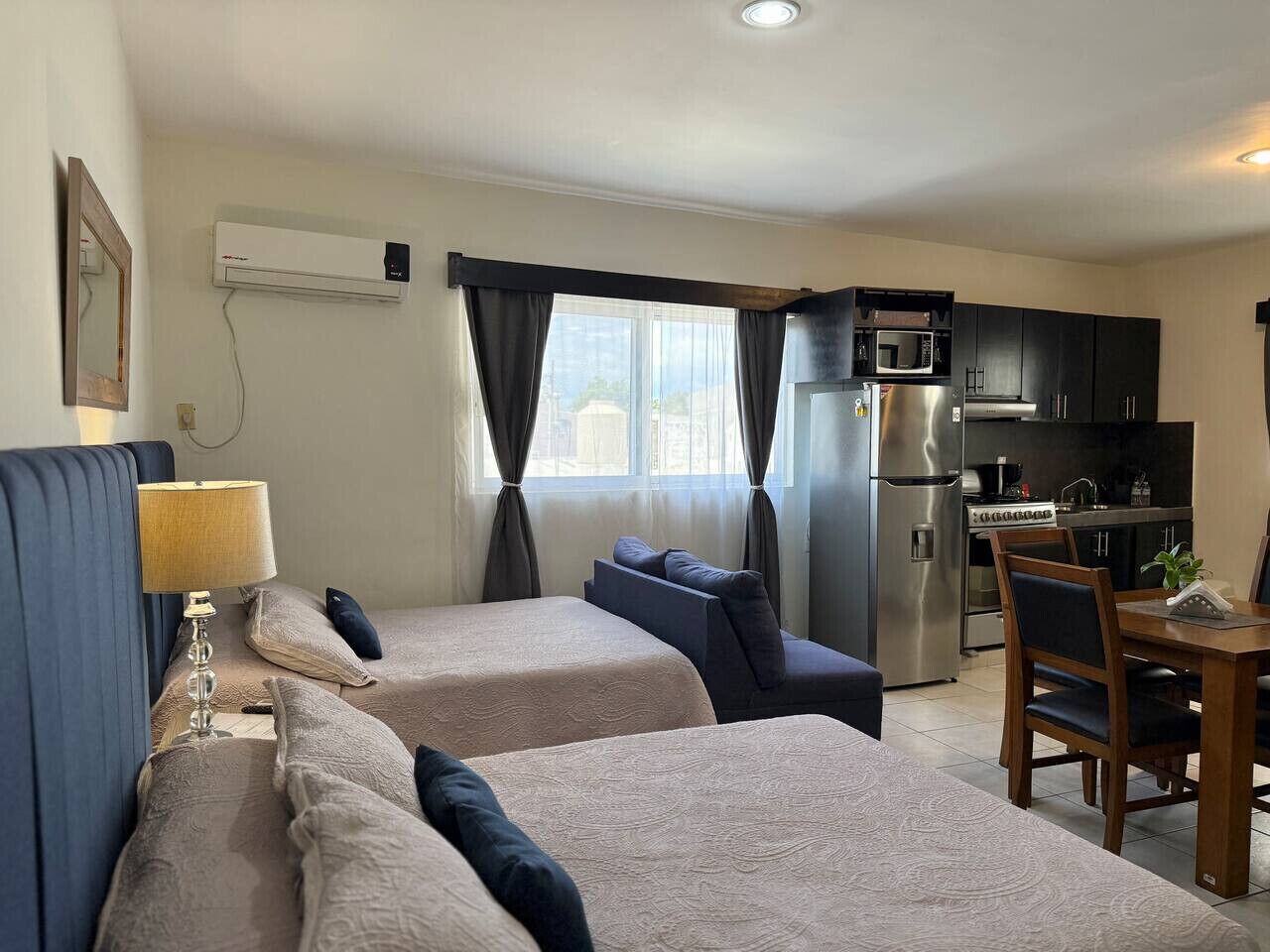 Cortinas blackout, tabla de planchar con plancha y wifi gratis 