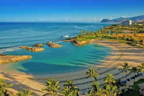 En la playa, camastros y toallas de playa