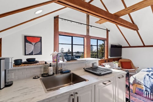 Cozy studio in North Berkeley