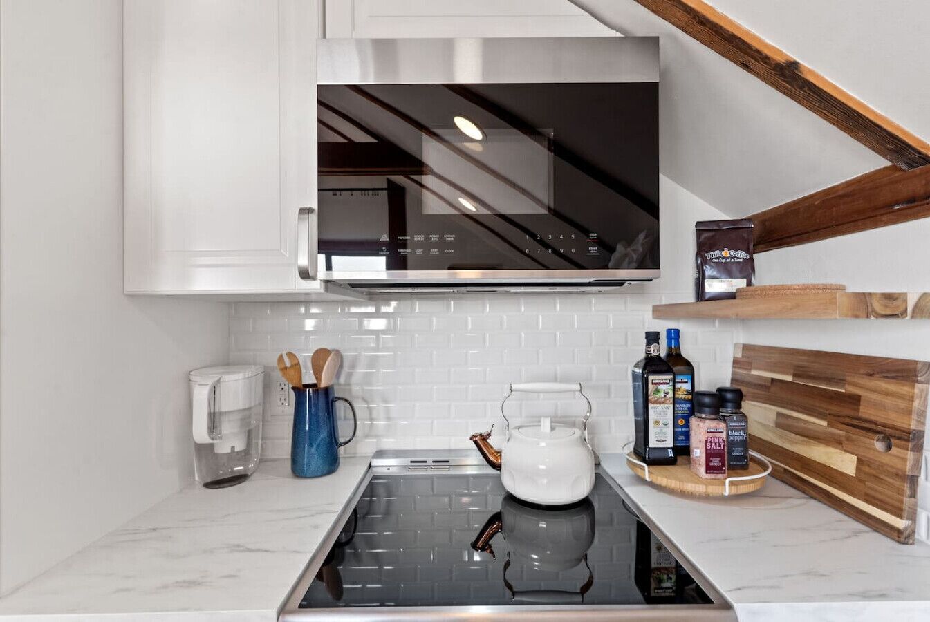 Frigorífico, microondas, horno y placa de cocina
