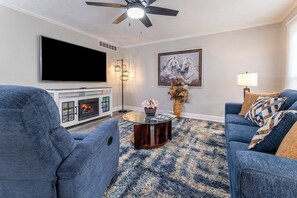 Una Smart TV, una chimenea