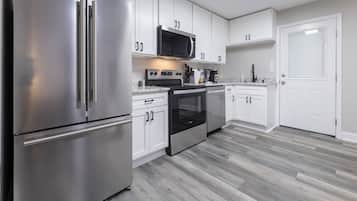 Frigorífico, microondas, horno y placa de cocina