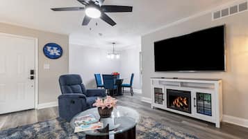 Una Smart TV, una chimenea